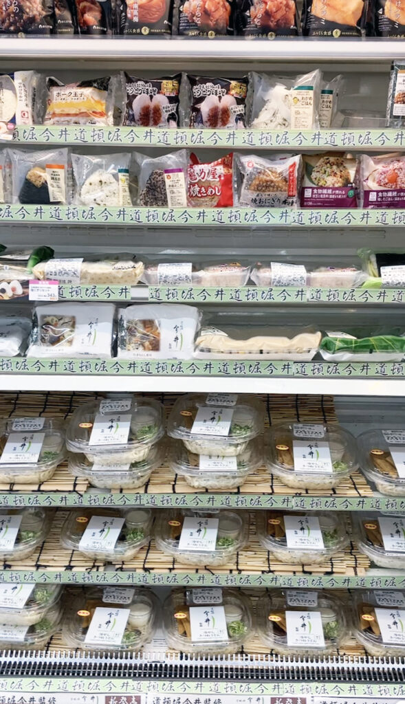 shelf of grab and go meals at a 7-eleven in japan 